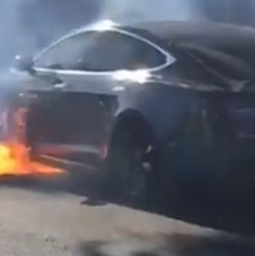 Un auto Tesla estalla envuelto en llamas en una congestionada avenida de Los Ángeles