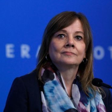 Quién es Mary Barra, la mujer “más poderosa” del mundo de los negocios y la primera al mando de un gigante automotriz