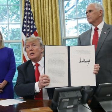 3 incógnitas que deja la orden de Trump de revocar la política de separar a niños inmigrantes de sus padres en la frontera